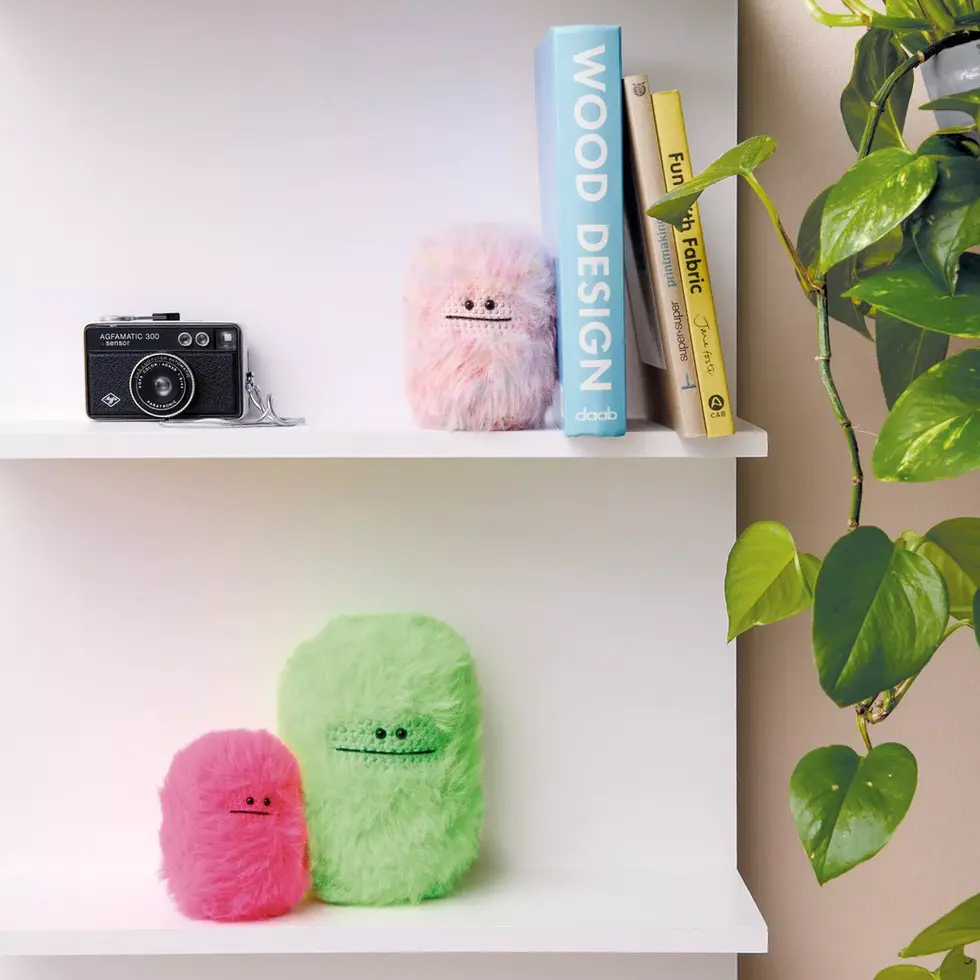 Le livret Ricorumi Monsters Under My Bed propose 10 modèles au crochet mettant en scène une collection de petits monstres et