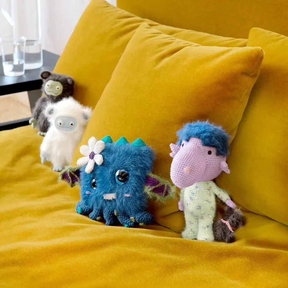 Le livret Ricorumi Monsters Under My Bed propose 10 modèles au crochet mettant en scène une collection de petits monstres et
