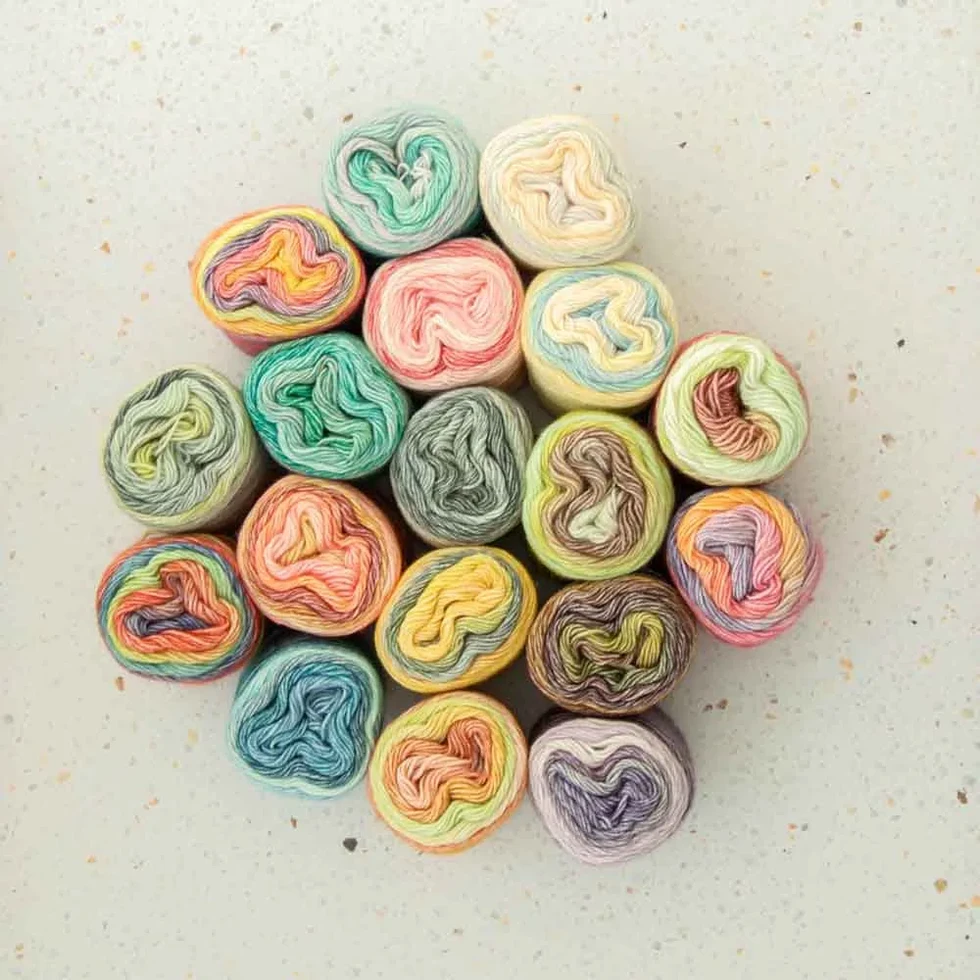 Scheepjes Stone Washed Flow 65g, image d'illustration avec toutes les pelotes de chaque couleur vues de dessus