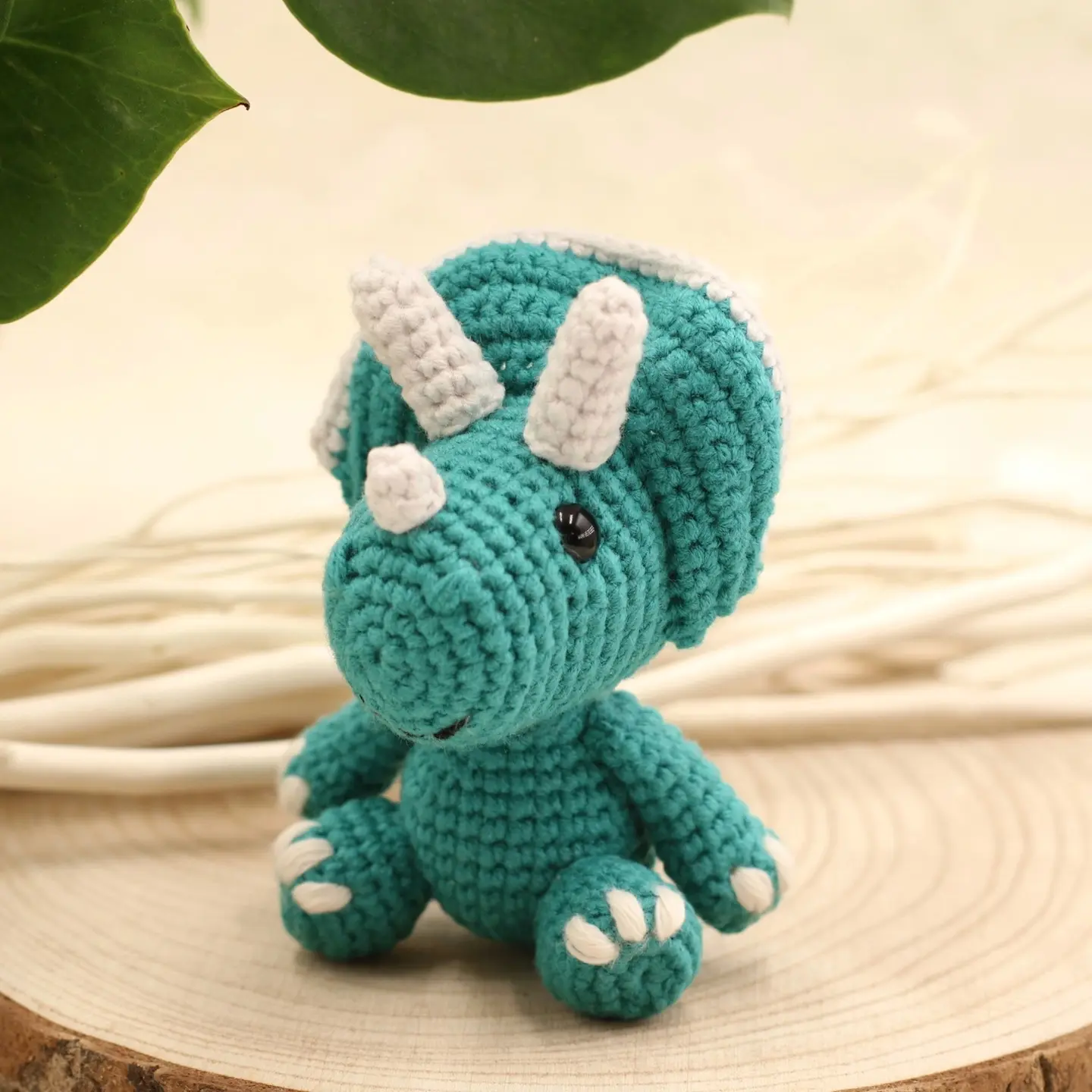 Exemple de réalisation avec la Scheepjes Softfun, dinosaure amigurumi, design Theresa's Crochet Shop