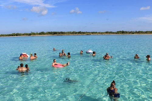 Nemo 47 ft Catamaran in Cozumel - relaxing swimming eating sun bathing - providing charters to El Cielo