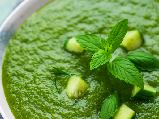 Gaspacho vert detox au concombre et menthe, recette fraîche et healthy servie en bol, idéale pour l'été avec le shaker NICO®