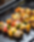 Brochettes colorées au poulet, tofu et légumes grillés sur barbecue, préparées avec les ustensiles cuisine été NICO® : shaker, mandoline, gants et essoreuse