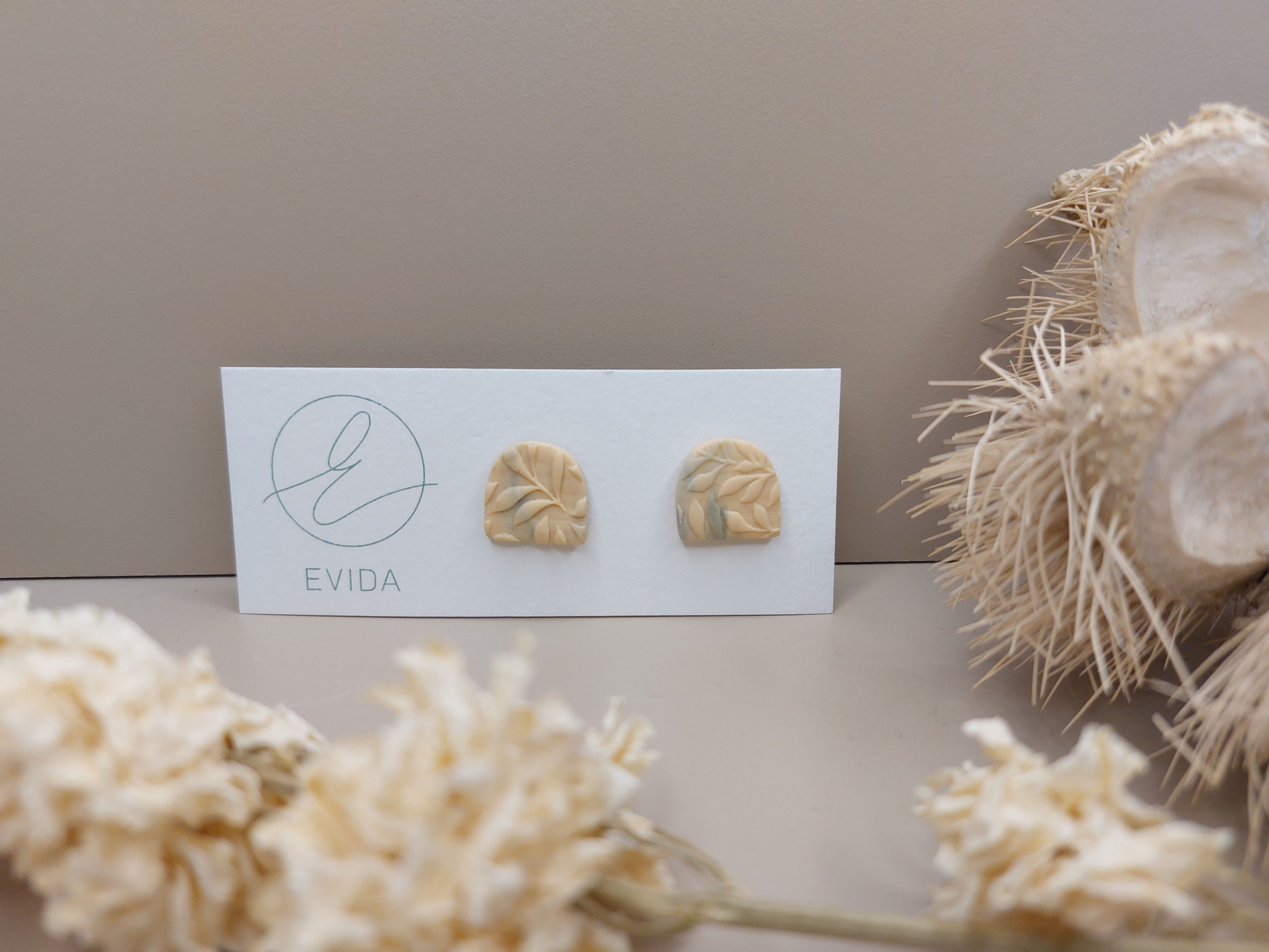 Studs beige arch breed reliëf