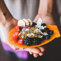 Postre de frutas tropicales
