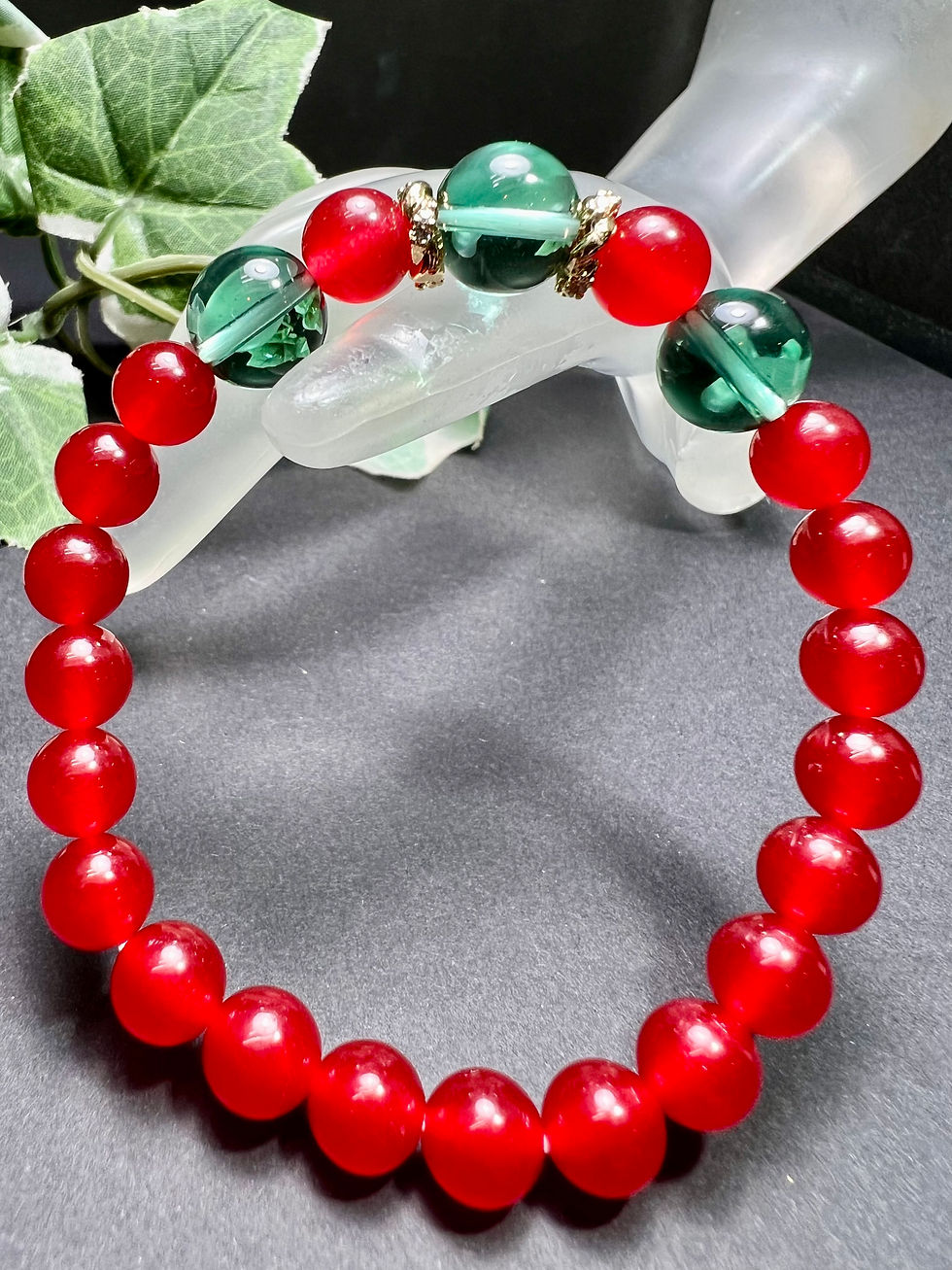 サムネイル： 秘紅石&緑水晶ブレスレッド　財運✨金運up ラッキー　幸福呼ぶの奇石❣️