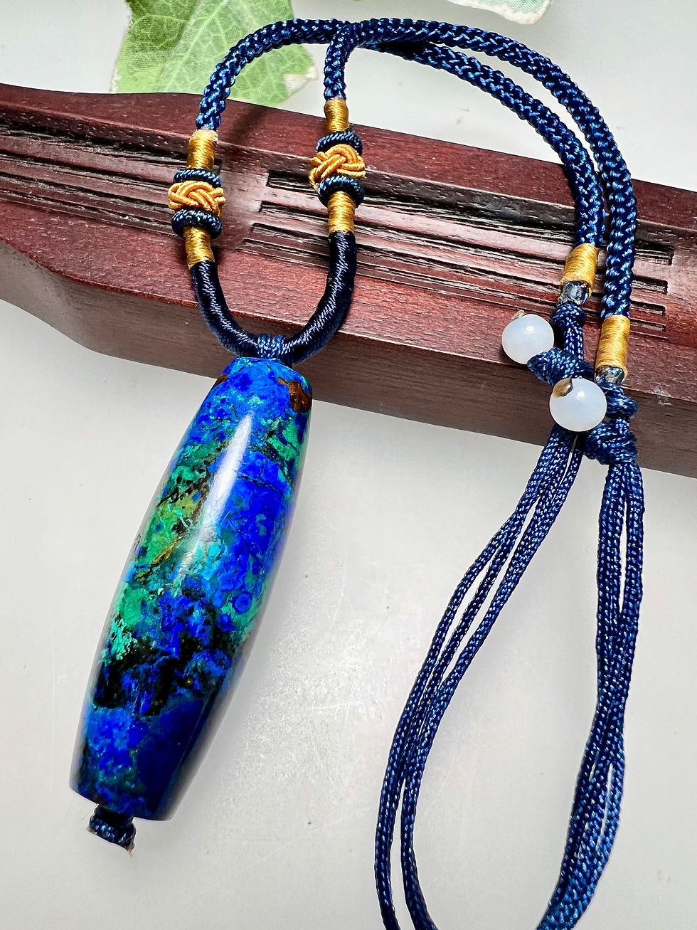 サムネイル： アズマラカイト 天珠型 紐ネックレス調和と統合　直感力・洞察力　ヒーリングと守護