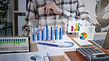 hommes-affaires-travaillant-dans-finances-comptabilite-analysent-finances.jpg