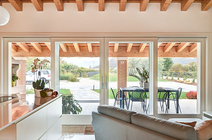 Casa con serramenti in legno in abete lamellare, Silver 80