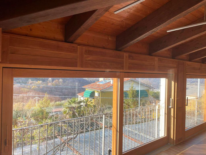 serramenti in legno-alluminio, serramenti in rovere affiancati, infissi in legno di rovere, infissi su misura, finestre su misura in legno, alzanti scorrevoli in legno