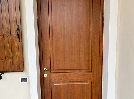 Nuovo portoncino in abete lamellare tinta legno