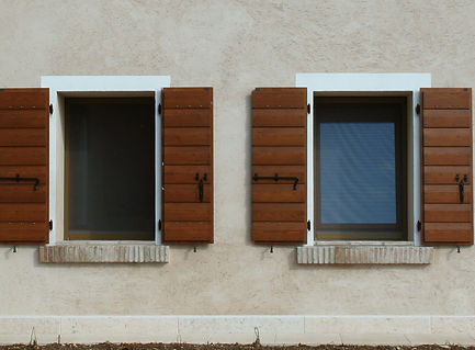 Sostituzione con serramenti in legno e legno-alluminio con porte blindate e accessori