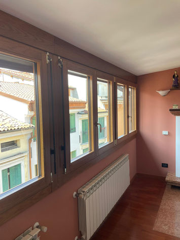 legno rovere lamellare, serramenti in tinta legno, finestre in tinta legno, infissi in rovere tinta legno