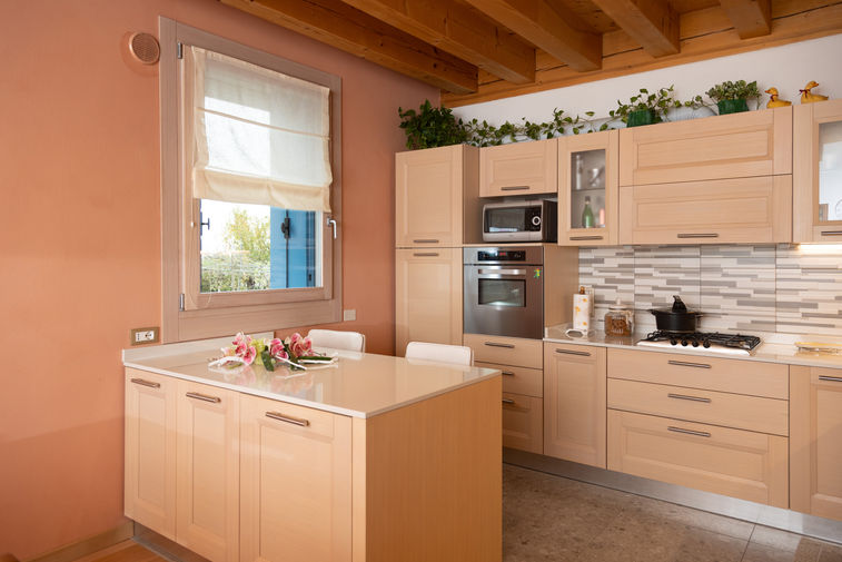 serramenti in legno di larice, infissi in legno di larice, finestre in legno di larice, finestre trattate ad olio, finestre in legno su misura, finestra in legno in cucina, infissi in larice in cucina