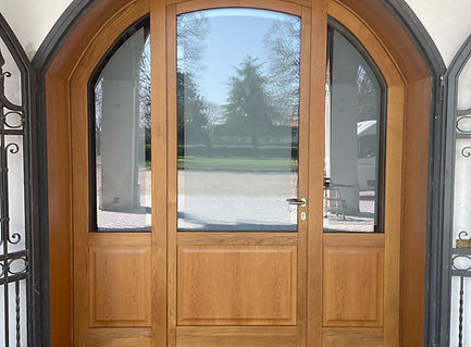 portoncino ad arco realizzato su misura in rovere