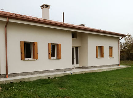 Casa di nuova costruzione con serramenti in abete lamellare