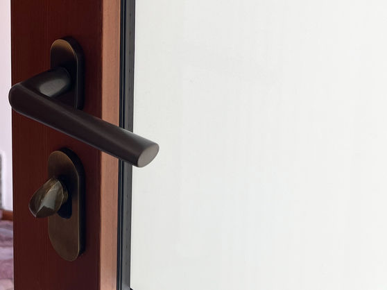 accessori personalizzati porte, maniglie scelte su misura porte, portoncino in larice, ferramenta bronzata per portoncini