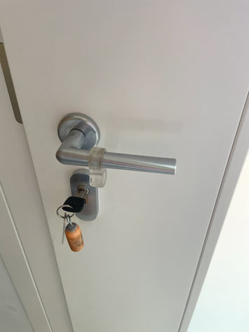 maniglie su misura, maniglie personalizzate, porte con maniglie cromo opache