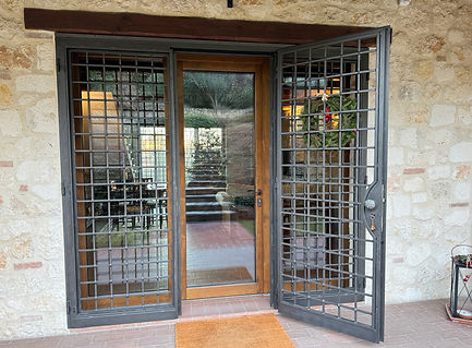 Nuovo portoncino su misura in abete lamellare