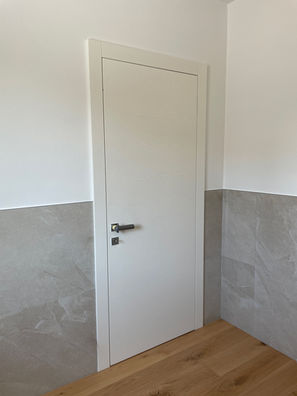 porta in frassino spazzolato, porta in legno con ferramenta cromo satinata, porta in legno su misura Padova, porta in legno su misura Vicenza