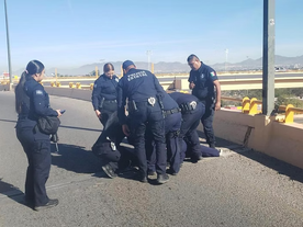 Policías estatales salvan la vida de una mujer en puente de Hermosillo