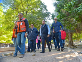 Muestra Toño Astiazarán obras en Parque Madero al alcalde de San Pedro Garza García, Nuevo León