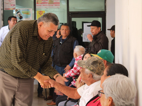 Cumple alcalde con entrega de despensas a jubilados y pensionados del Ayuntamiento de Empalme