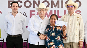 Gobernador Durazo cumple a más de 2 mil 600 familias del sur con entrega de tarjetas para fortalecer su economía