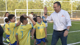 Cumple Toño Astiazarán a vecinos de Villas del Mediterráneo con rehabilitación de cancha de fútbol