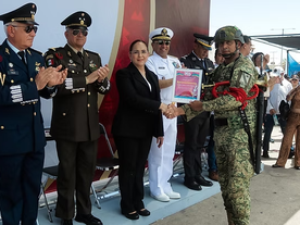 Recibe Ayuntamiento de Guaymas a la escuadrilla acrobática Águilas Aztecas de la Fuerza Aérea Mexicana