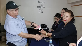 Entrega presidenta de DIF tarjetas a personas con discapacidad