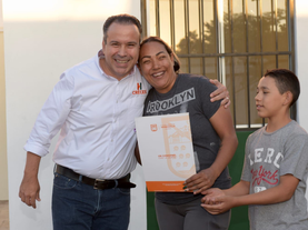 Entrega Toño Astiazarán vivienda recuperada a dos familias más