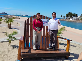 Colocan silla gigante en playa Miramar para darle mayor atractivo