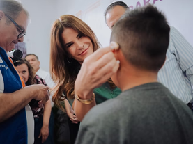 Apoyan Toño Astiazarán y Patty Ruibal con dispositivos auditivos en colaboración con empresas
