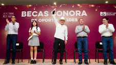 Gobernador Durazo cumple a estudiantes de la Sierra con becas y libros gratuitos
