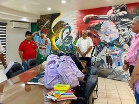 Recibe alcalde Luis Fuentes útiles escolares por parte de Connectivity Medical