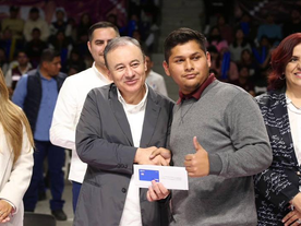 Entrega gobernador Alfonso Durazo más de cuatro mil becas a estudiantes universitarios