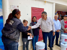 Entrega alcalde pintura a familias empalmenses de escasos recursos para que remocen sus viviendas
