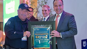 Entrega Toño Astiazarán condecoraciones y premia al Policía del Año 2025