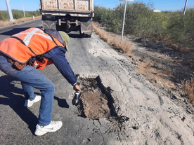 Gestiona alcalde ante Junta Estatal de Caminos programa de bacheo en carretera al valle