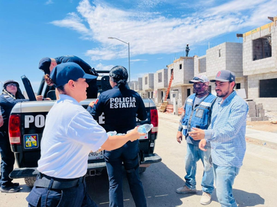 Policías Estatales del Gobierno de Sonora entregan agua embotellada a trabajadores de la construcción