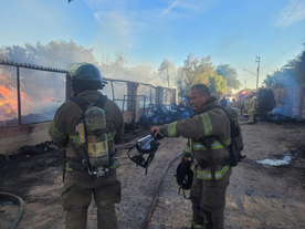 Sofocan Bomberos de Hermosillo incendio en una fábrica de tarimas de madera