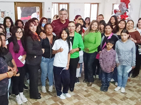 Entrega alcalde y presidenta de DIF becas del programa ‘Niñas Adelante’