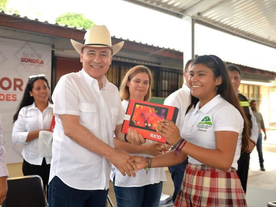 Gobernador Durazo entrega 50 mil tabletas electrónicas a estudiantes y docentes de secundaria