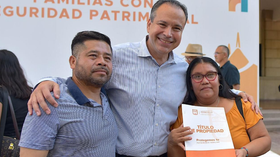 Brinda Toño Astiazarán seguridad patrimonial a familias con entrega de títulos