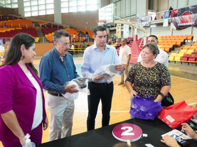 Beneficia Gobernador Durazo con uniformes y computadoras a comunidad educativa del sur de Sonora: SEC