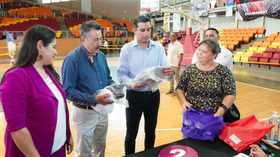 Beneficia Gobernador Durazo con uniformes y computadoras a comunidad educativa del sur de Sonora: SEC