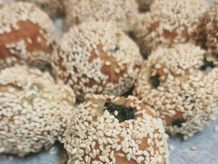 כדורי בצק יוגורט במילוי תרד וגבינה