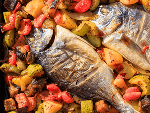 דג שלם בגריל על ירקות 