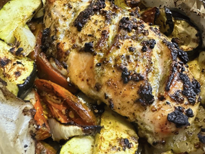 חזה  עוף בגריל על מצע ירקות